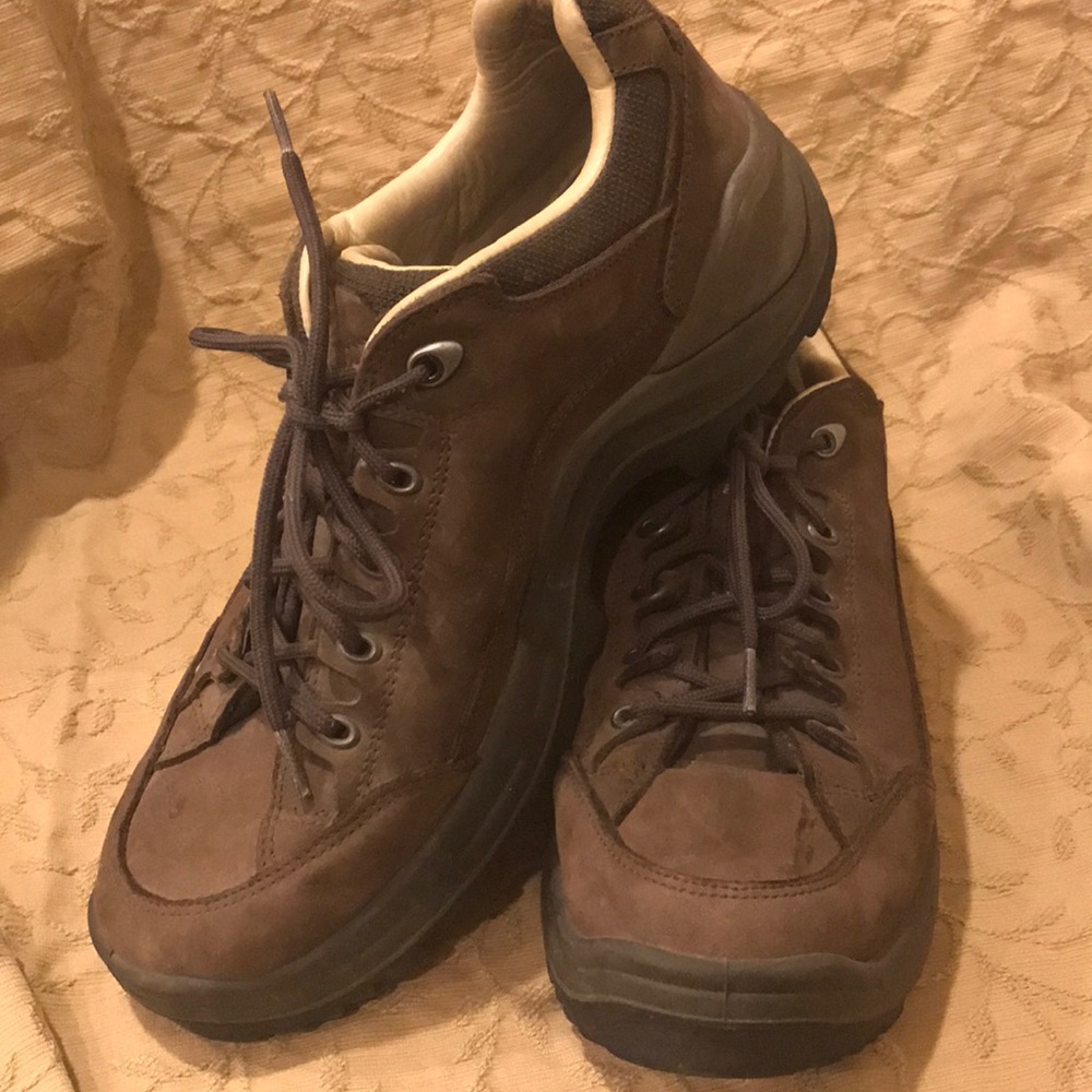 Men’s Size 10 Lowa shoes